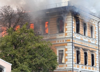 В Киеве после попадания российского беспилотника в здание НАН произошёл пожар