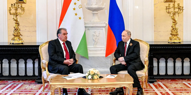 Эмомали Рахмон поздравил Путина с проведением выборов в Госдуму России