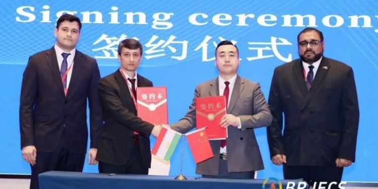 Таджикистан и китайская компания Beijing Yude подписали меморандум о сотрудничестве в сфере образования
