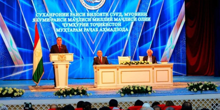 В Худжанде проходит семинар молодых писателей