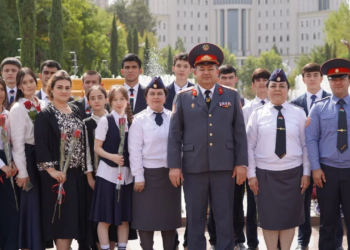 В столичном парке Рудаки состоялось торжественное вручению паспортов учащимся