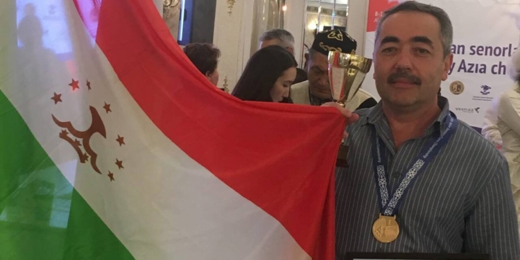 Джамшед Исаев завоевал серебро чемпионата Азии по шахматам среди ветеранов